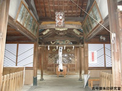 八幡神社（敦賀）幣殿内部